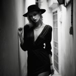 femme-au-chapeau-noir-porte-chapeau-noir-robe-noire